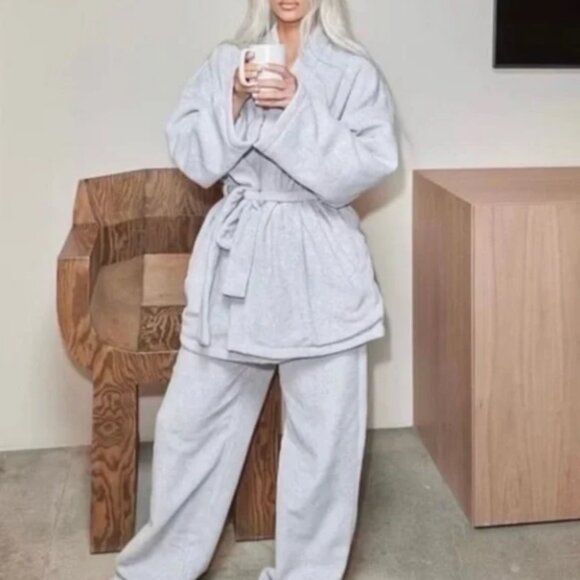 SKIMS Fleece Lounge Robe Womens Medium Gray Short Wrap Tie Sleepwear NWT - Picture 1 of 8